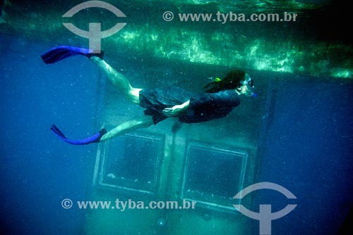  Mergulhador com a habitação submarina do Manta Resort Hotel na Ilha de Pemba ao fundo  - Ilha de Pemba - Tanzânia