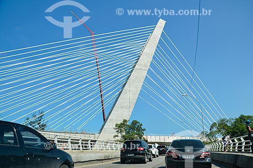  Carros na Estrada da Barra da Tijuca com a ponte estaiada na linha 4 do Metrô Rio  - Rio de Janeiro - Rio de Janeiro (RJ) - Brasil