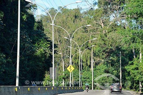  Motocicleta e carro em trecho da Linha Amarela  - Rio de Janeiro - Rio de Janeiro (RJ) - Brasil