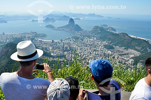  Turistas fotografando a paisagem a partir do mirante do Cristo Redentor com o Pão de Açúcar ao fundo  - Rio de Janeiro - Rio de Janeiro (RJ) - Brasil