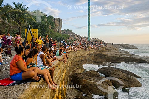  Banhistas observando o pôr do sol na Pedra do Arpoador  - Rio de Janeiro - Rio de Janeiro (RJ) - Brasil