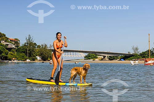  Praticante de Stand up paddle e cachorro próximo a foz da Restinga da Marambaia - área protegida pela Marinha do Brasil  - Rio de Janeiro - Rio de Janeiro (RJ) - Brasil