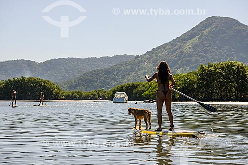  Praticante de Stand up paddle e cachorro na Restinga da Marambaia - área protegida pela Marinha do Brasil  - Rio de Janeiro - Rio de Janeiro (RJ) - Brasil