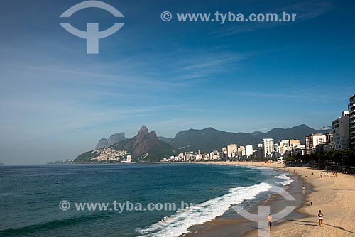  Vista geral da orla da Praia do Arpoador com o Morro Dois Irmãos e a Pedra da Gávea ao fundo  - Rio de Janeiro - Rio de Janeiro (RJ) - Brasil
