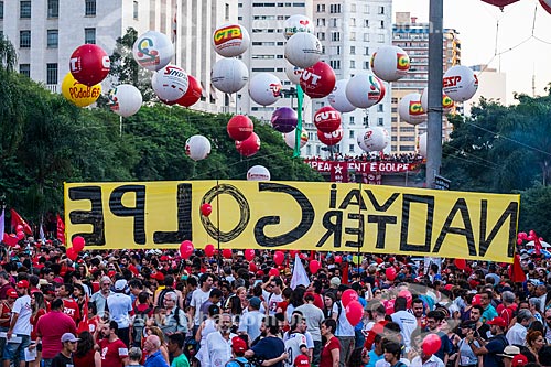  Manifestação a favor da Presidente Dilma Rousseff durante a votação de admissibilidade do impeachment na Câmara dos Deputados  - São Paulo - São Paulo (SP) - Brasil