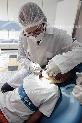  Dentista atendendo aluno no contêiner do Programa Saúde na Escola  - Rio de Janeiro - Brasil