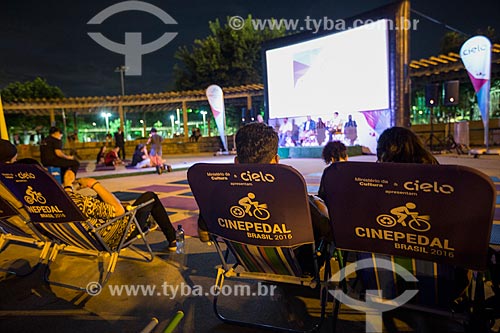  Exibição de filme no Cine Pedal Brasil - festival audiovisual itinerante, gratuito e ao ar livre, onde a energia necessária para a projeção dos filmes é gerada pelo próprio público, por bicicletas  - Rio de Janeiro - Rio de Janeiro (RJ) - Brasil