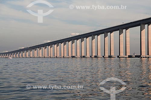  Vista sob a Ponte Rio-Niterói a partir da Baía de Guanabara  - Rio de Janeiro - Rio de Janeiro (RJ) - Brasil