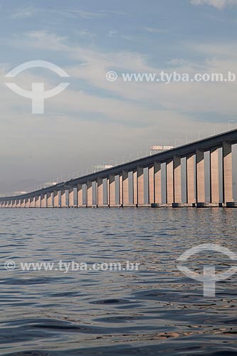  Vista sob a Ponte Rio-Niterói a partir da Baía de Guanabara  - Rio de Janeiro - Rio de Janeiro (RJ) - Brasil