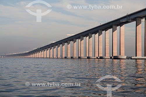  Vista sob a Ponte Rio-Niterói a partir da Baía de Guanabara  - Rio de Janeiro - Rio de Janeiro (RJ) - Brasil