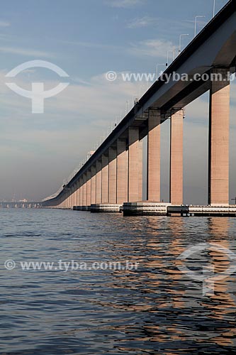  Vista sob a Ponte Rio-Niterói a partir da Baía de Guanabara  - Rio de Janeiro - Rio de Janeiro (RJ) - Brasil