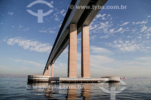  Vista sob a Ponte Rio-Niterói a partir da Baía de Guanabara  - Rio de Janeiro - Rio de Janeiro (RJ) - Brasil