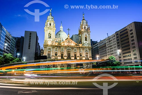  Tráfego entre a Rua Primeiro de Março e a Avenida Presidente Vargas com a Igreja de Nossa Senhora da Candelária (1609) ao fundo  - Rio de Janeiro - Rio de Janeiro (RJ) - Brasil