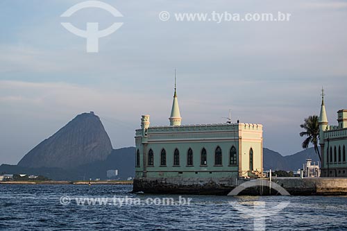  Vista do castelo da Ilha Fiscal a partir da Baía de Guanabara com o Pão de Açúcar ao fundo  - Rio de Janeiro - Rio de Janeiro (RJ) - Brasil