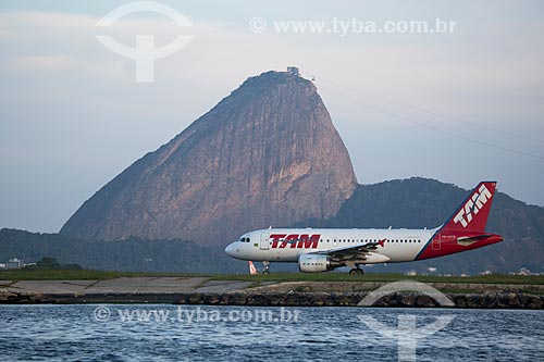  Avião da TAM Linhas Aéreas na pista do Aeroporto Santos Dumont com o Pão de Açúcar ao fundo  - Rio de Janeiro - Rio de Janeiro (RJ) - Brasil