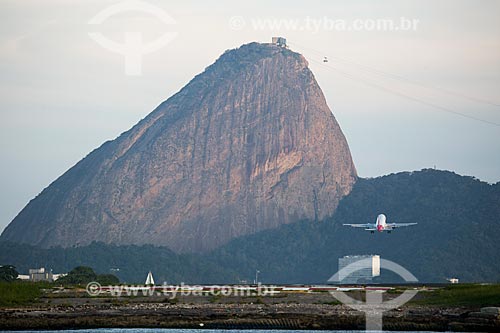  Decolagem no Aeroporto Santos Dumont com o Pão de Açúcar ao fundo  - Rio de Janeiro - Rio de Janeiro (RJ) - Brasil