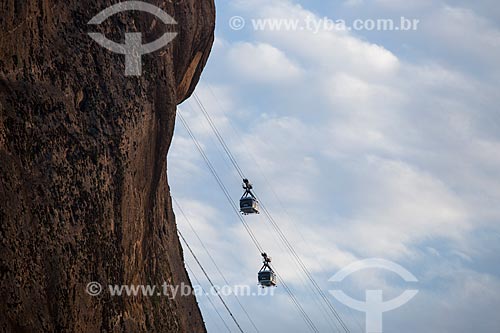  Vista do bondinho fazendo a travessia entre o Morro da Urca e o Pão de Açúcar partir da Baía de Guanabara  - Rio de Janeiro - Rio de Janeiro (RJ) - Brasil