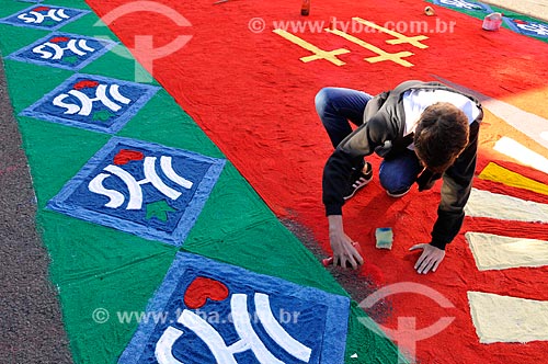  Voluntário montando tapetes de areia colorida para a procissão de Corpus Christi  - Matão - São Paulo (SP) - Brasil