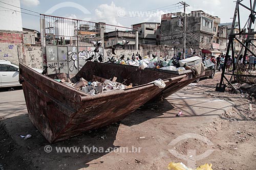  Caçamba de lixo na favela de Manguinhos  - Rio de Janeiro - Rio de Janeiro (RJ) - Brasil