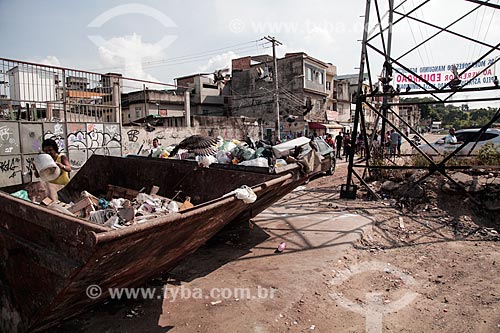  Caçamba de lixo na favela de Manguinhos  - Rio de Janeiro - Rio de Janeiro (RJ) - Brasil