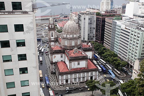  Igreja de Nossa Senhora da Candelária (1609), prédios na Avenida Presidente Vargas e Baía de Guanabara ao fundo  - Rio de Janeiro - Rio de Janeiro (RJ) - Brasil