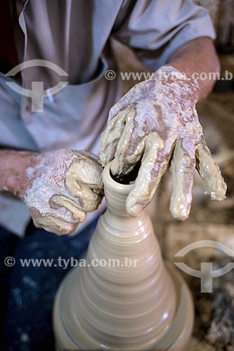  Detalhe de artesão moldando utensílio em cerâmica na Associação dos Artesões de Tracunhaém  - Tracunhaém - Pernambuco (PE) - Brasil