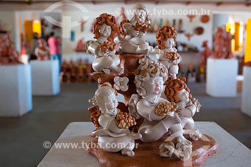  Detalhe de escultura em cerâmica em exibição na Associação dos Artesões de Tracunhaém  - Tracunhaém - Pernambuco (PE) - Brasil