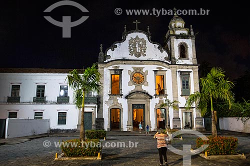  Turista no Mosteiro de São Bento (1599) à noite  - Olinda - Pernambuco (PE) - Brasil