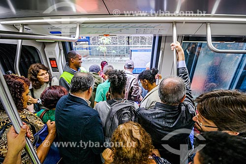  Passageiros fazendo viagem teste no Veículo Leve Sobre Trilhos (VLT)  - Rio de Janeiro - Rio de Janeiro (RJ) - Brasil