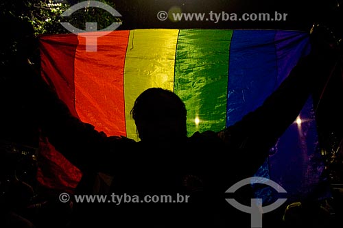  Detalhe da bandeira do orgulho LGBT durante o Ato nacional não ao golpe - nenhum direito a menos - na Avenida Presidente Vargas  - Rio de Janeiro - Rio de Janeiro (RJ) - Brasil