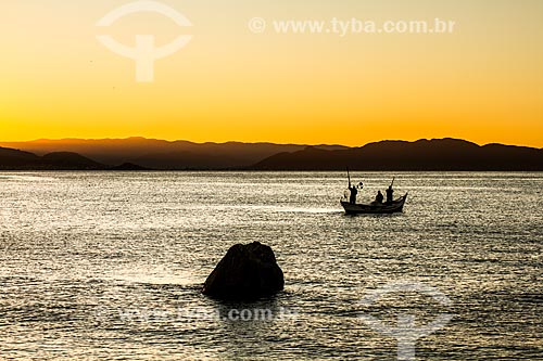  Pescadores na Baía Norte durante o pôr do sol  - Florianópolis - Santa Catarina (SC) - Brasil