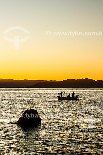  Pescadores na Baía Norte durante o pôr do sol  - Florianópolis - Santa Catarina (SC) - Brasil