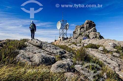  Turista observando a paisagem durante a trilha do Morro do Couto no Parque Nacional de Itatiaia com o Morro da Antena - onde há uma antena de microondas de Furnas - ao fundo  - Itatiaia - Rio de Janeiro (RJ) - Brasil