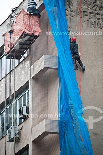  Homem limpando fachada de prédio  - Porto Alegre - Rio Grande do Sul (RS) - Brasil