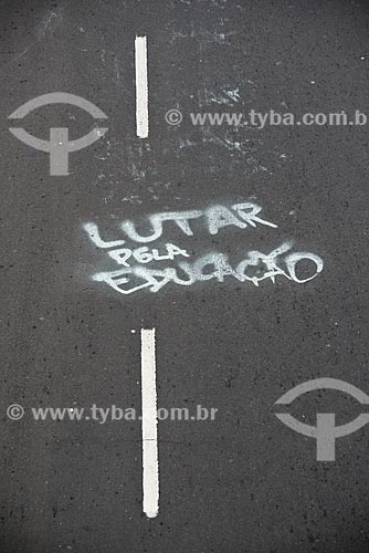  Grafite com os dizeres: lutar pela educação  - Porto Alegre - Rio Grande do Sul (RS) - Brasil