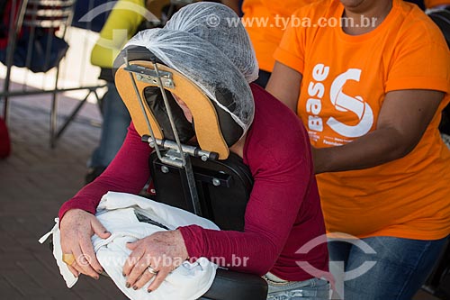  Sessão de massagem durante a ação social do SESC/SENAC - B.A.S.E. S (Base de Ação Social e Educativa) - Praça Olímpica Luís de Camões  - Teresópolis - Rio de Janeiro (RJ) - Brasil