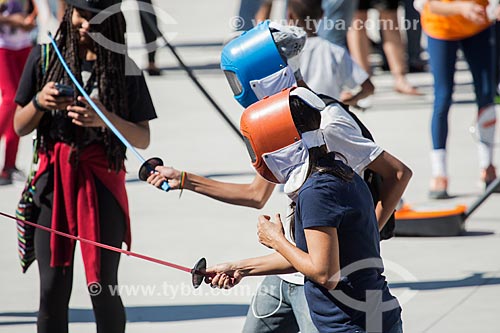  Jovens praticando esgrima durante a ação social do SESC/SENAC - B.A.S.E. S (Base de Ação Social e Educativa) - Praça Olímpica Luís de Camões  - Teresópolis - Rio de Janeiro (RJ) - Brasil