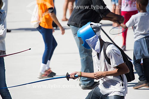  Jovens praticando esgrima durante a ação social do SESC/SENAC - B.A.S.E. S (Base de Ação Social e Educativa) - Praça Olímpica Luís de Camões  - Teresópolis - Rio de Janeiro (RJ) - Brasil