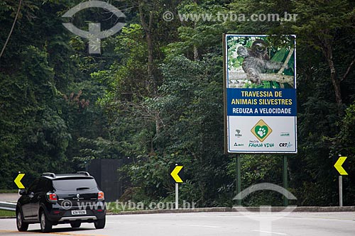  Placa indicando a travessia de animais na Rodovia Rio-Teresópolis (BR-116) - trecho do Parque Nacional da Serra dos Órgãos  - Teresópolis - Rio de Janeiro (RJ) - Brasil