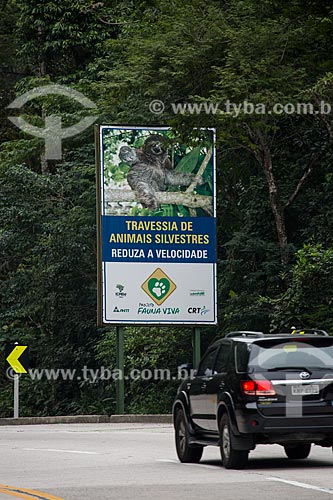  Placa indicando a travessia de animais na Rodovia Rio-Teresópolis (BR-116) - trecho do Parque Nacional da Serra dos Órgãos  - Teresópolis - Rio de Janeiro (RJ) - Brasil