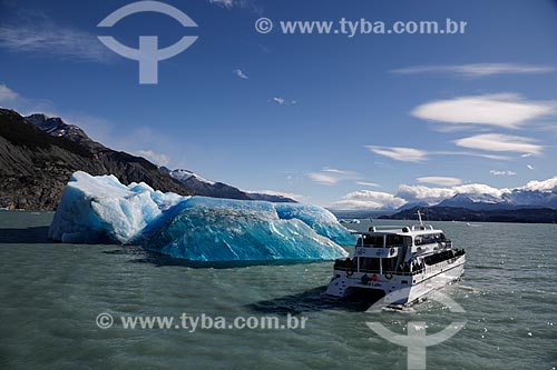  Passeio de barco próximo à geleira na Cordilheira dos Andes  - El Calafate - Província de Santa Cruz - Argentina