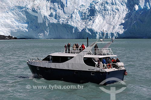  Passeio de barco próximo à geleira na Cordilheira dos Andes  - El Calafate - Província de Santa Cruz - Argentina