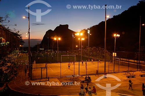  Crianças jogando futebol na Vila Olímpica do Vidigal com a Pedra da Gávea ao fundo  - Rio de Janeiro - Rio de Janeiro (RJ) - Brasil