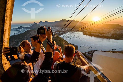  Turistas fotografando o pôr do sol no Pão de Açúcar  - Rio de Janeiro - Rio de Janeiro (RJ) - Brasil