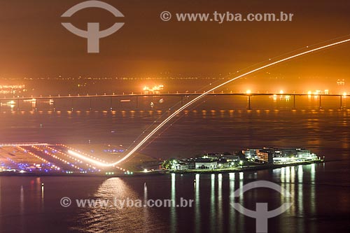  Avião decolando no Aeroporto Santos Dumont com a Ponte Rio-Niterói ao fundo  - Rio de Janeiro - Rio de Janeiro (RJ) - Brasil