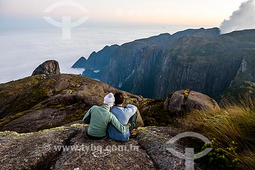  Casal durante a trilha da Pedra do Sino - Parque Nacional da Serra dos Órgãos  - Teresópolis - Rio de Janeiro (RJ) - Brasil