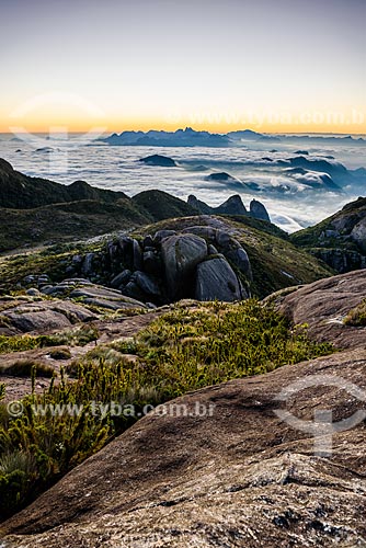  Vista do amanhecer a partir da trilha da Pedra do Sino no Parque Nacional da Serra dos Órgãos com o Nariz do Frade com verruga  - Teresópolis - Rio de Janeiro (RJ) - Brasil