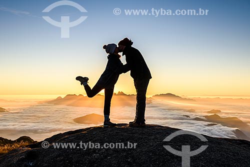  Casal beijando durante o amanhecer na trilha da Pedra do Sino - Parque Nacional da Serra dos Órgãos  - Teresópolis - Rio de Janeiro (RJ) - Brasil
