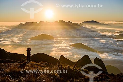  Turista fotografando o amanhecer na trilha da Pedra do Sino - Parque Nacional da Serra dos Órgãos  - Teresópolis - Rio de Janeiro (RJ) - Brasil