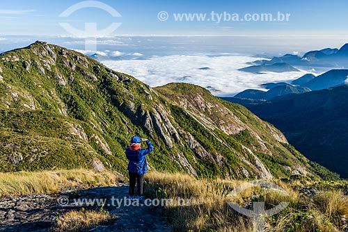  Turista fotografando a paisagem durante a trilha da Pedra do Sino no Parque Nacional da Serra dos Órgãos  - Teresópolis - Rio de Janeiro (RJ) - Brasil